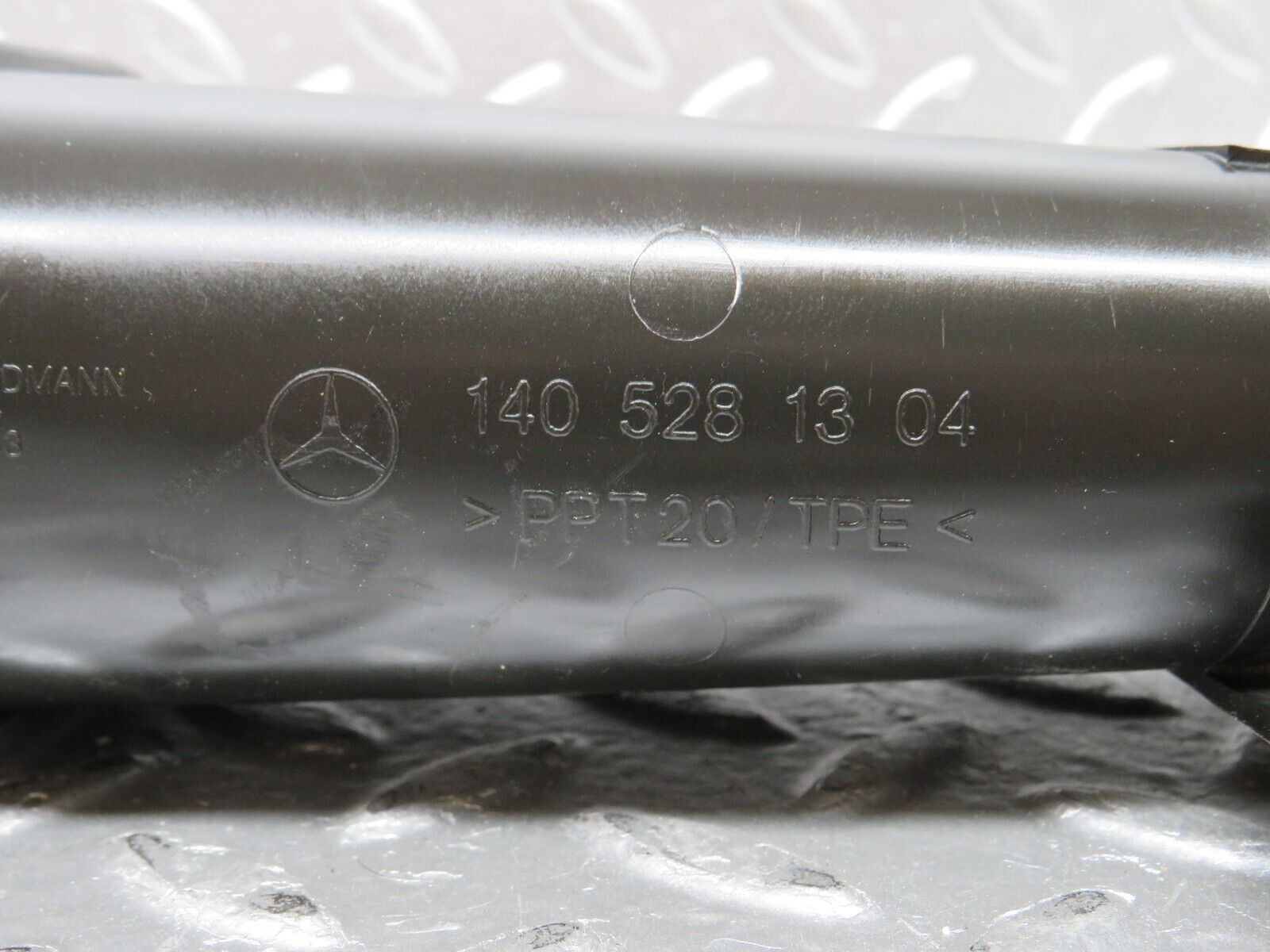 24997 Mercedes-Benz W140 S320 Engine Bay Air Duct Pipe 1405281304