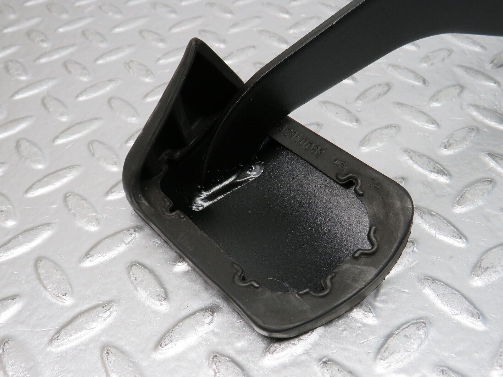 32553 Mercedes-Benz S124 300TE Wagon Brake Pedal With Rubber 1232910082