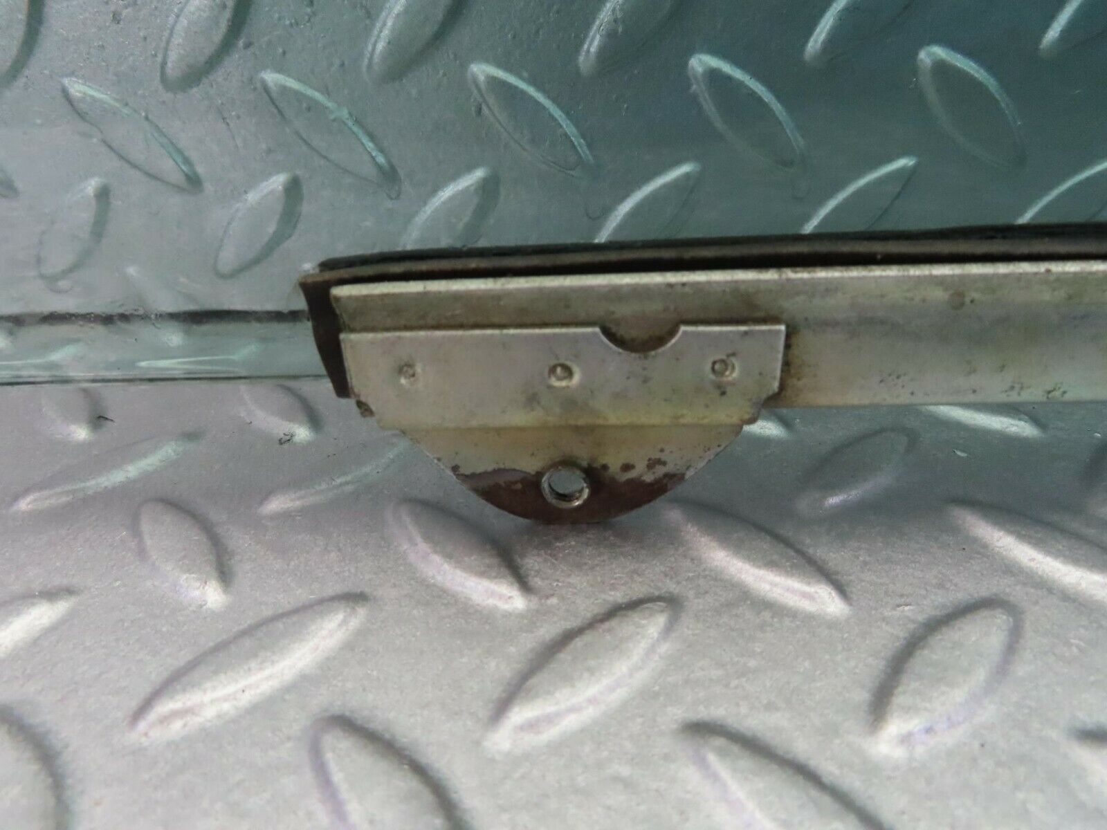 7863 Mercedes-Benz W115 220D Front Right Door Window Glass