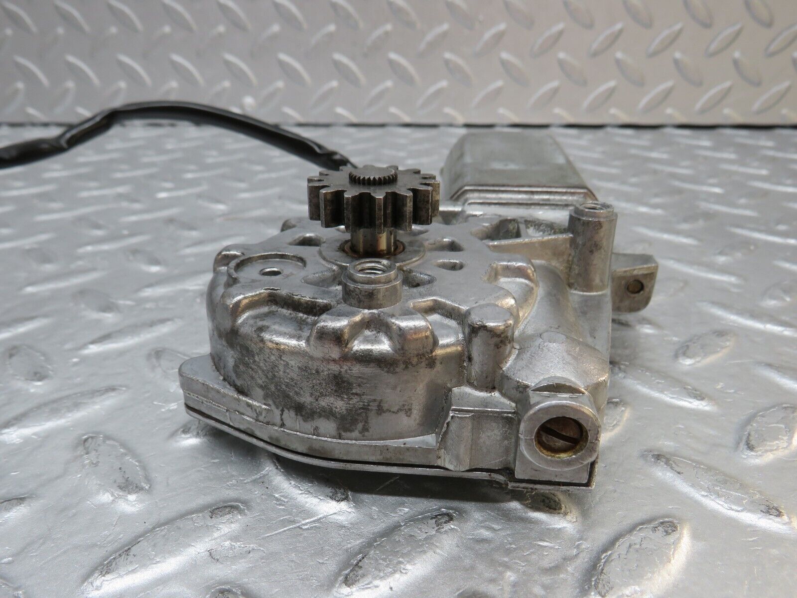 37018 Mercedes-Benz C126 420SEC Coupe Rear Left Window Regulator Motor 0130821065