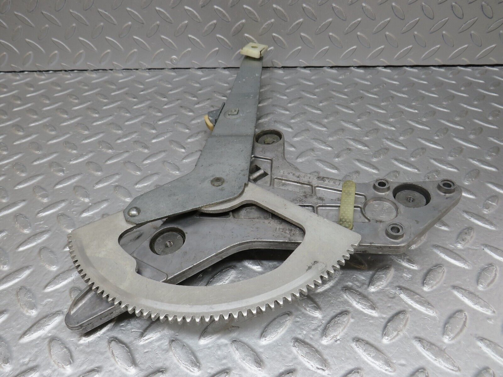 35986 Mercedes-Benz W126 420SE Rear Left Power Window Regulator 1267350111