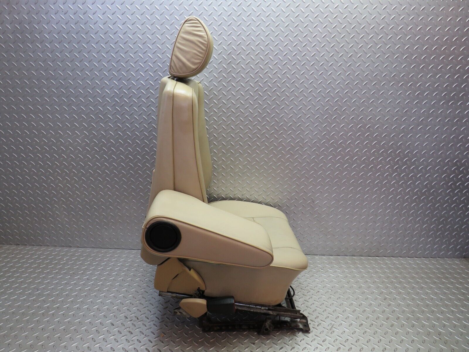 34548 Mercedes-Benz C126 380SEC Front Left Electric Seat Leather Beige