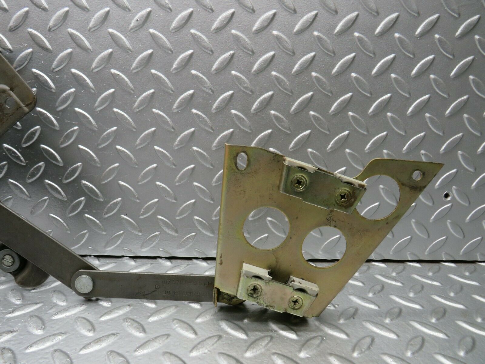 22892 Mercedes-Benz C107 450SLC Rear Right Power Window Regulator 1076701003