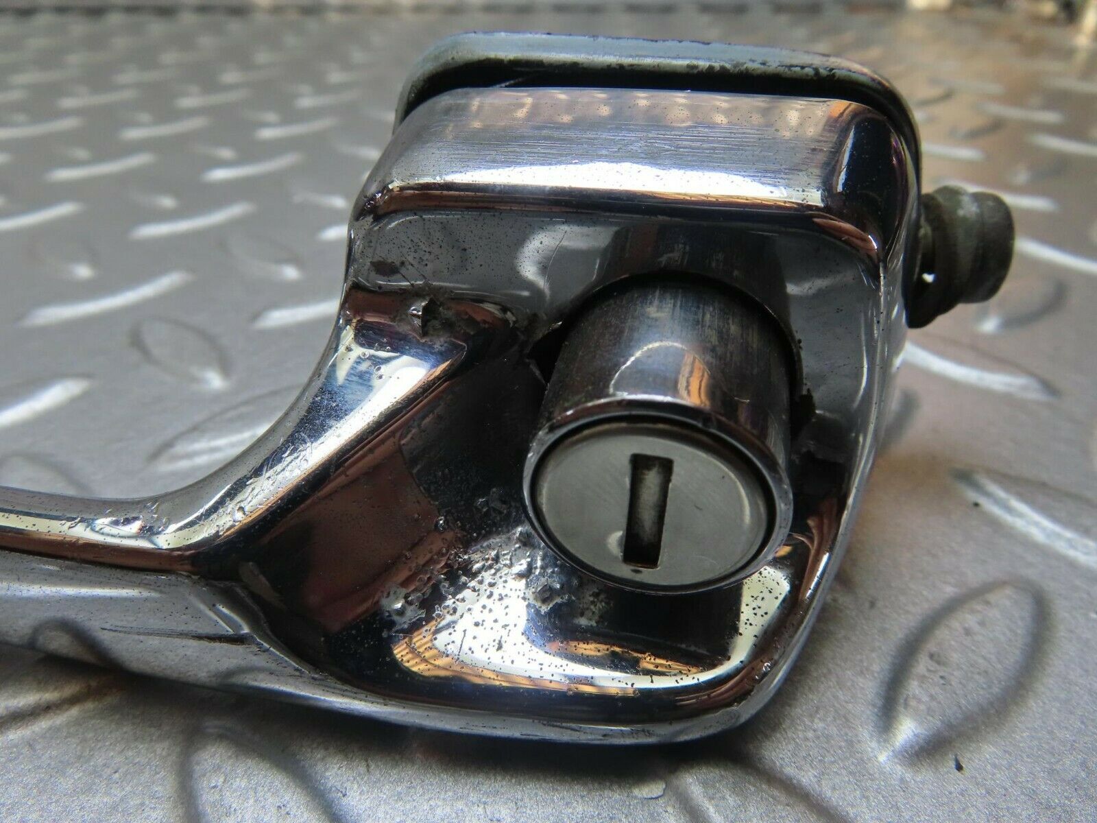 8733 Mercedes-Benz W115 Chrome Door Handle Front Left No Key 1157660801