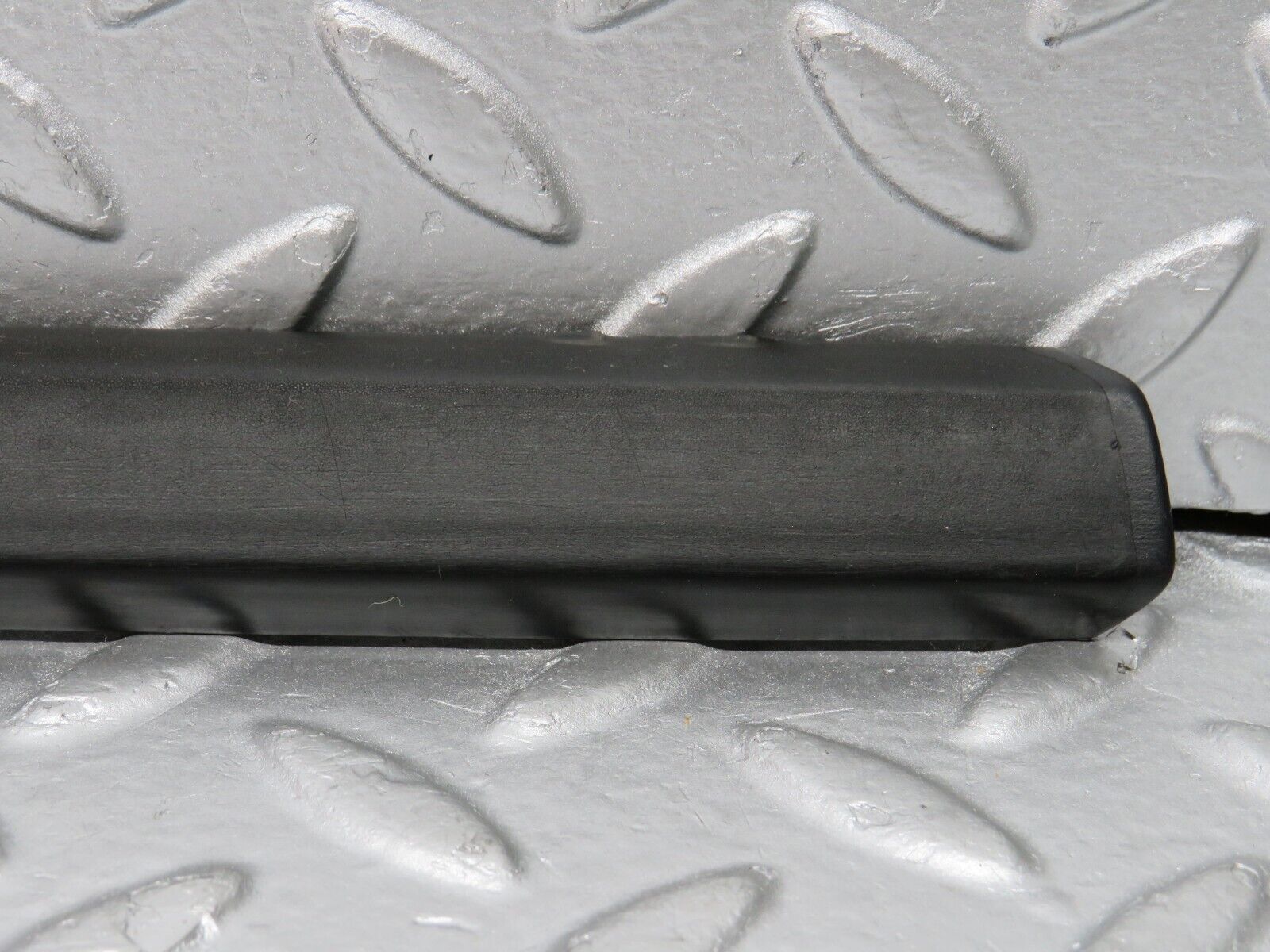 33782 Mercedes-Benz W201 190E 2.0L Front Left Fender Wing Centre Moulding Trim