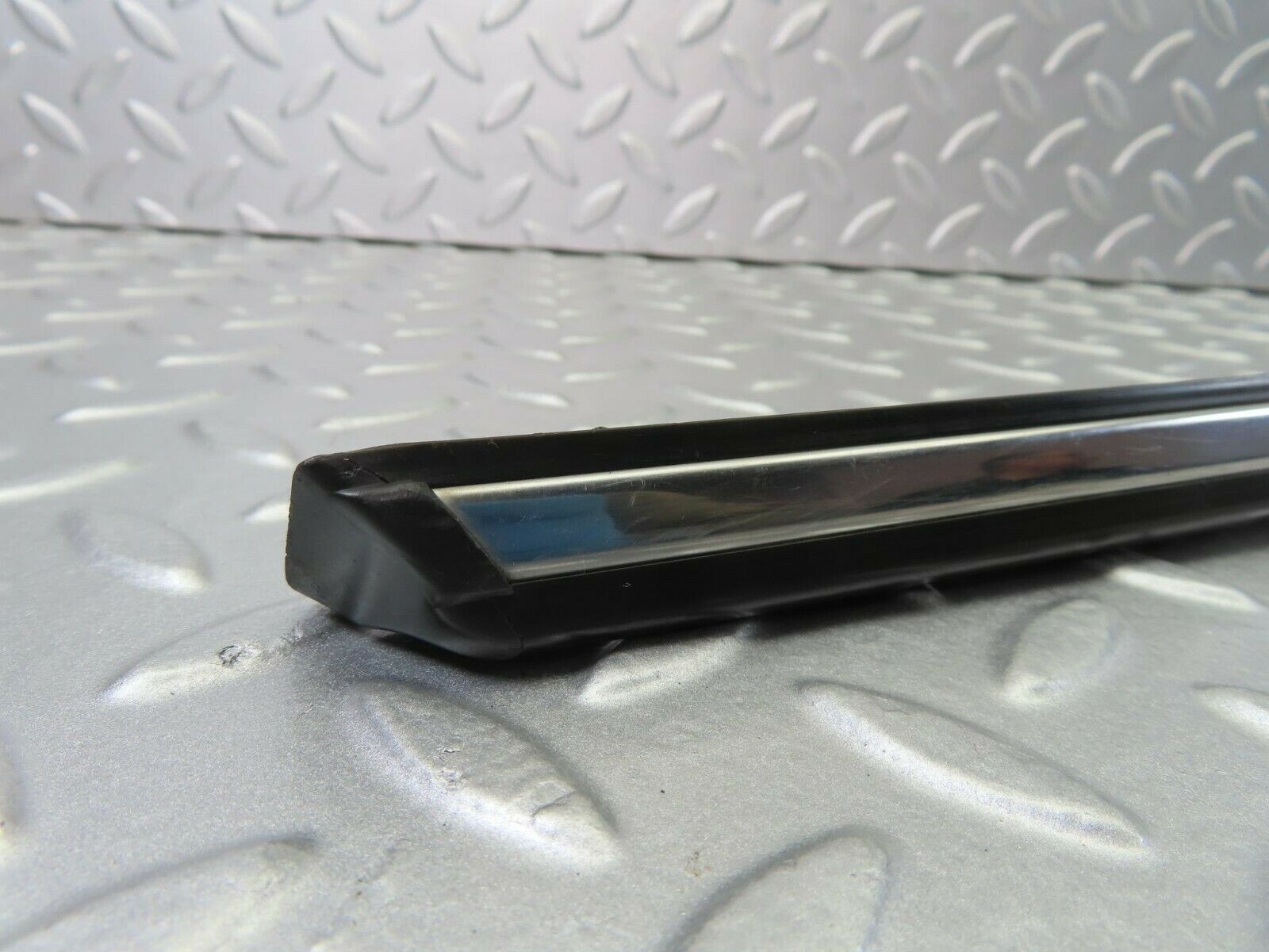 10255 Mercedes-Benz W123 Front Left Door Centre Moulding Trim