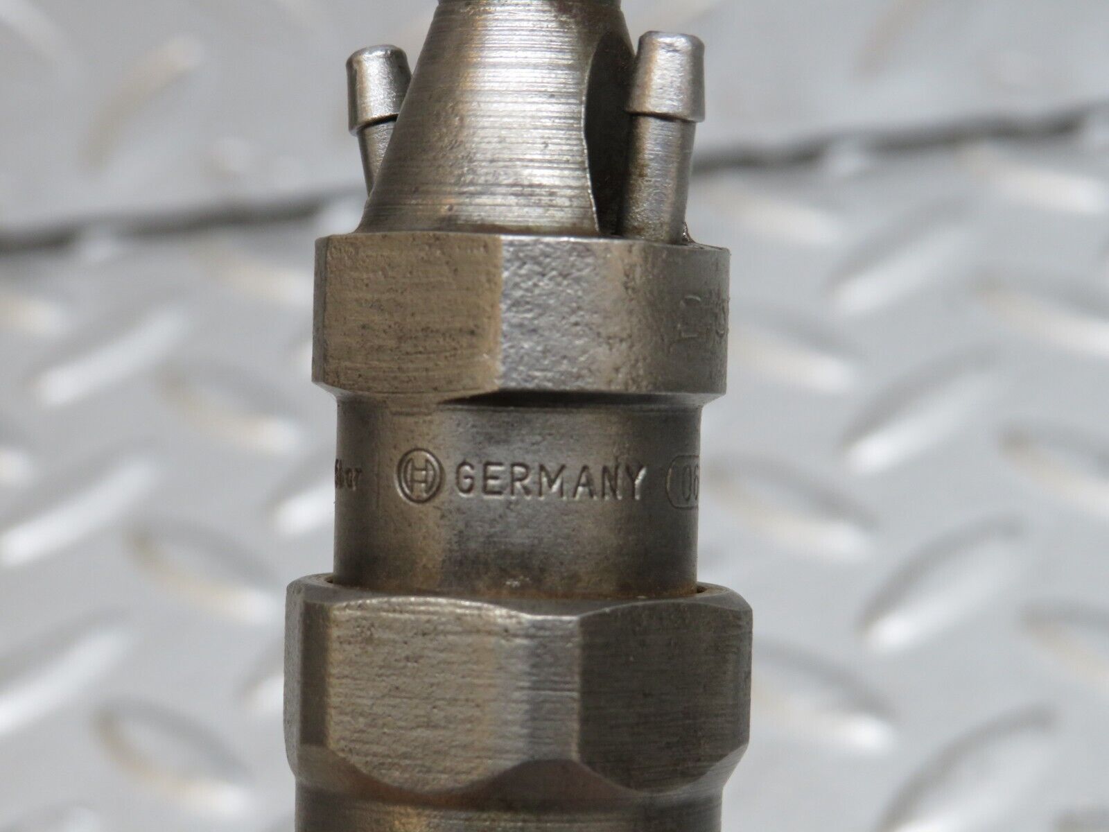 28505 Mercedes-Benz S123 240D Wagon Fuel Injector Bosch KCA30S35/4