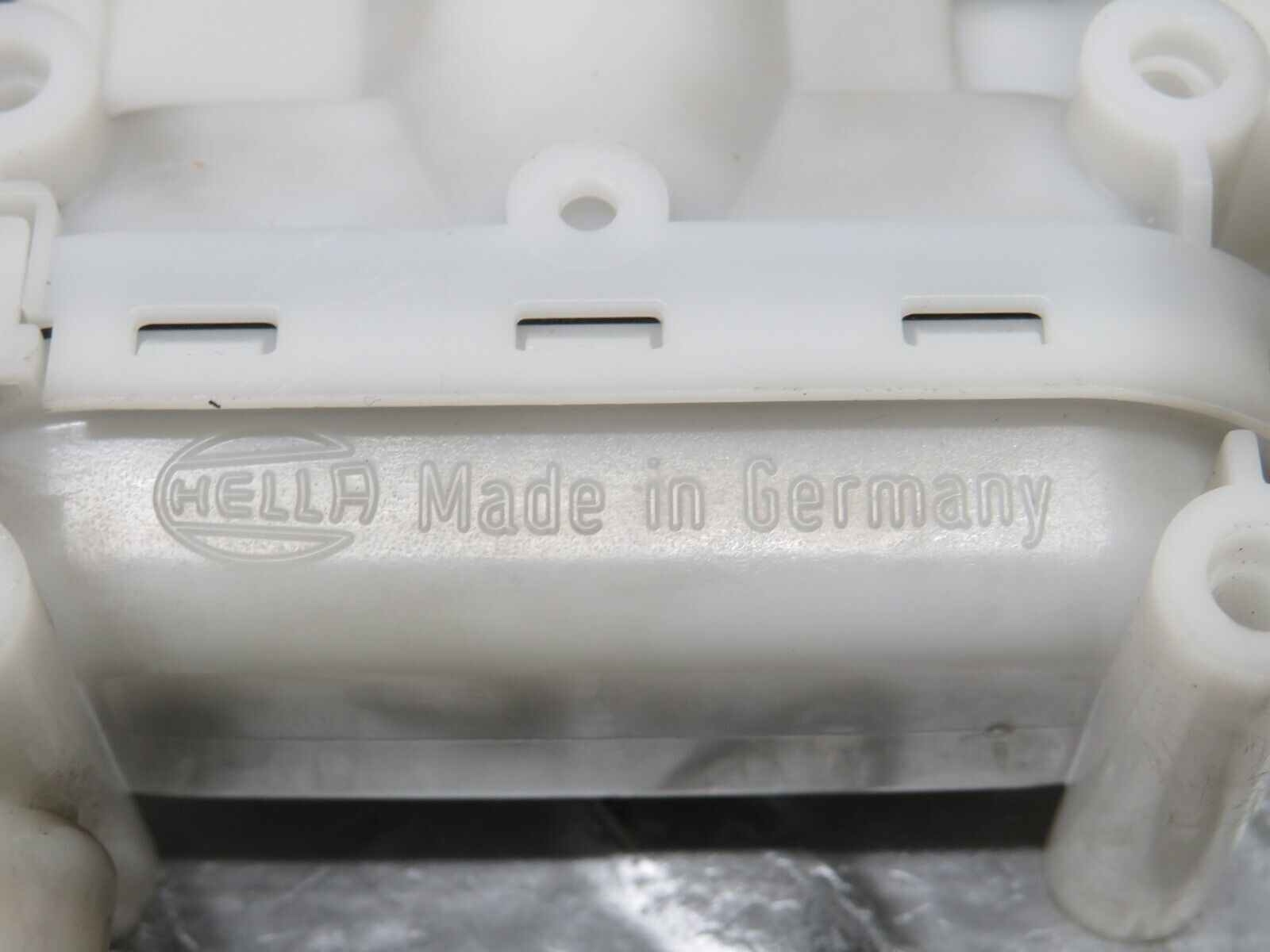 31399 Mercedes-Benz S124 220TE Wagon Trunk Lock Vacuum Actuator Hella