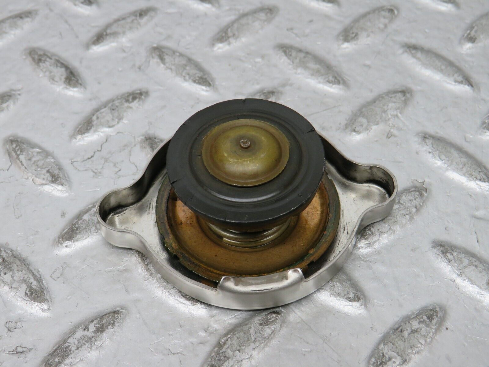 27251 Mercedes-Benz W123 280E Radiator Cap 1235010015