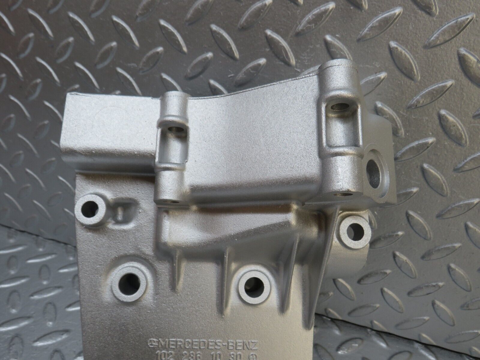 33791 Mercedes-Benz W201 190E 2.0L Power Steering Pump Bracket 1022361030