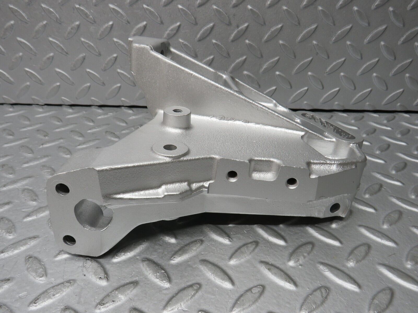 35907 Mercedes-Benz 240D OM616.912 Power Steering Pump Bracket 6172360230