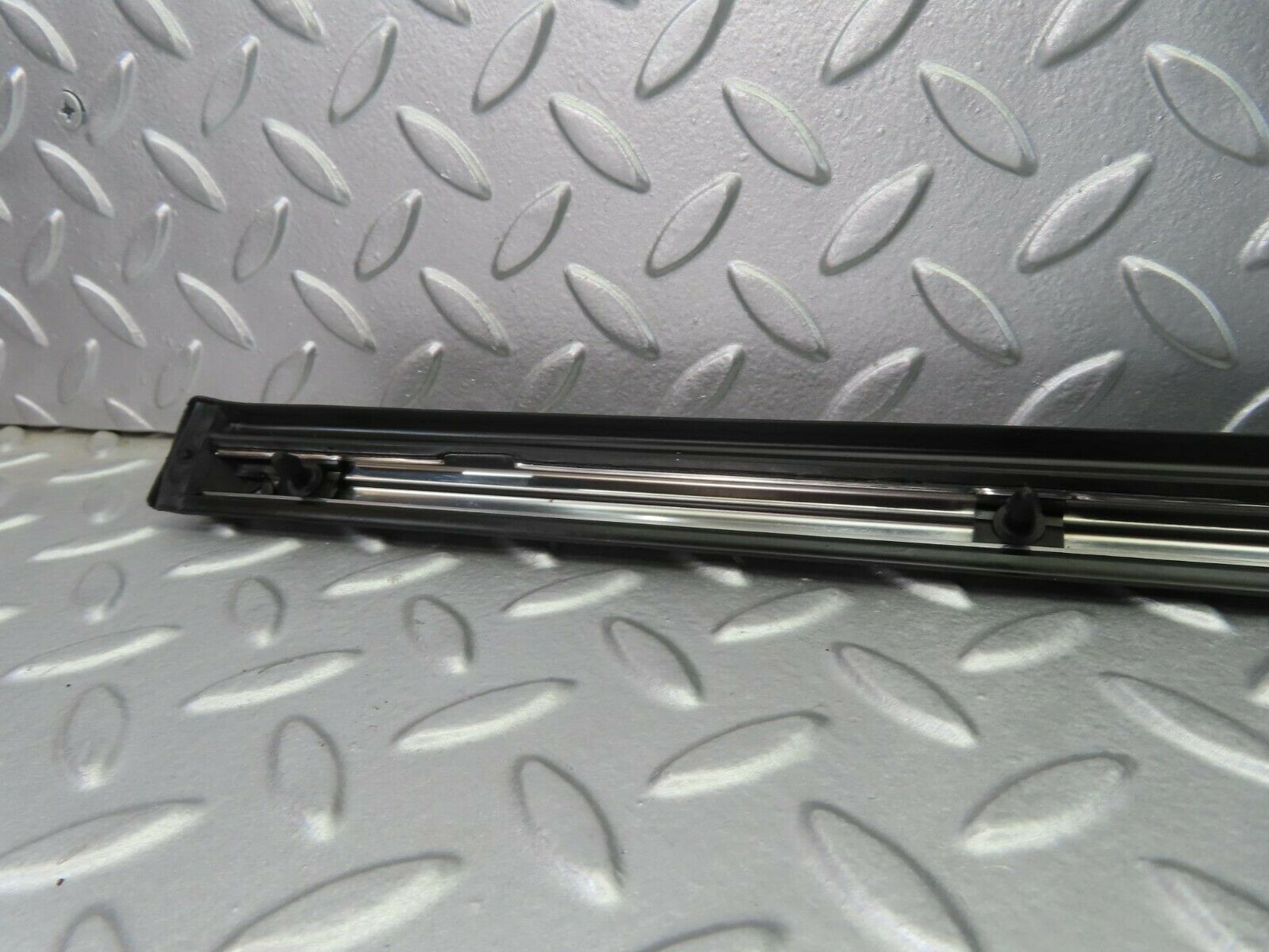 10286 Mercedes-Benz W116 Front Left Door Centre Moulding Trim