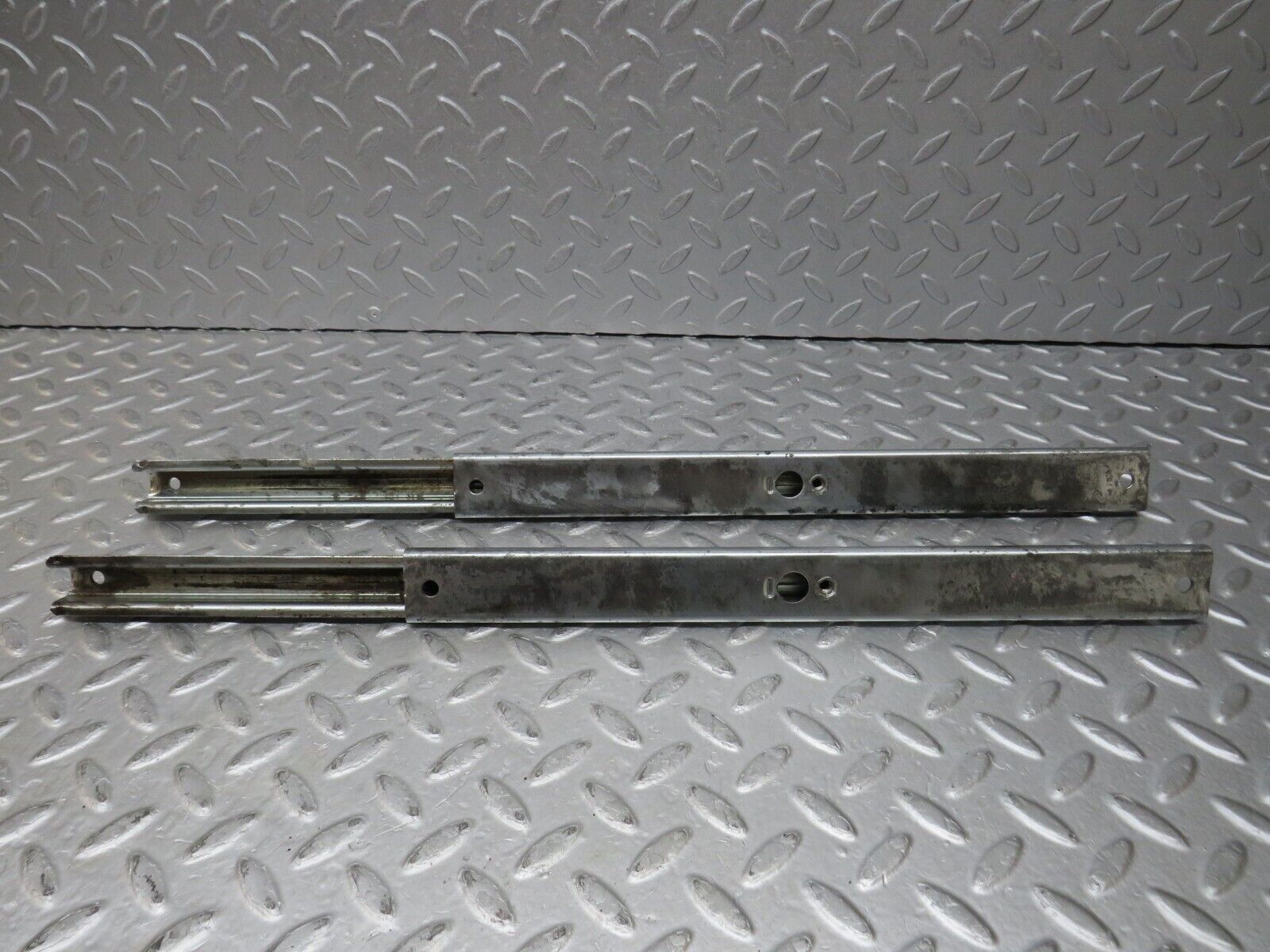 37082 Mercedes-Benz C126 420SEC Coupe Front Right Seat Rail Pair