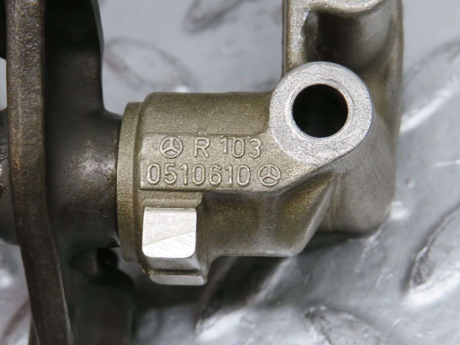 32624 Mercedes-Benz S124 300TE Rocker Arms Camshaft Bearing Block 1030510610