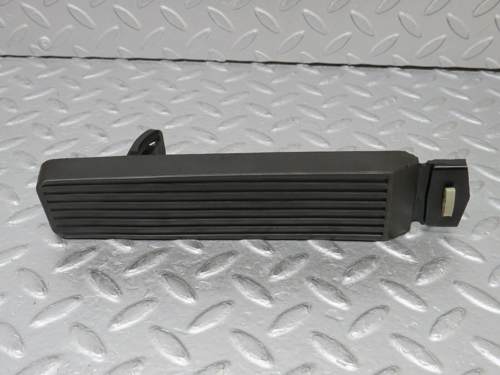 36568 Mercedes-Benz W201 190E 2.0L Accelerator Pedal & Rubber 1263000504 1233010082