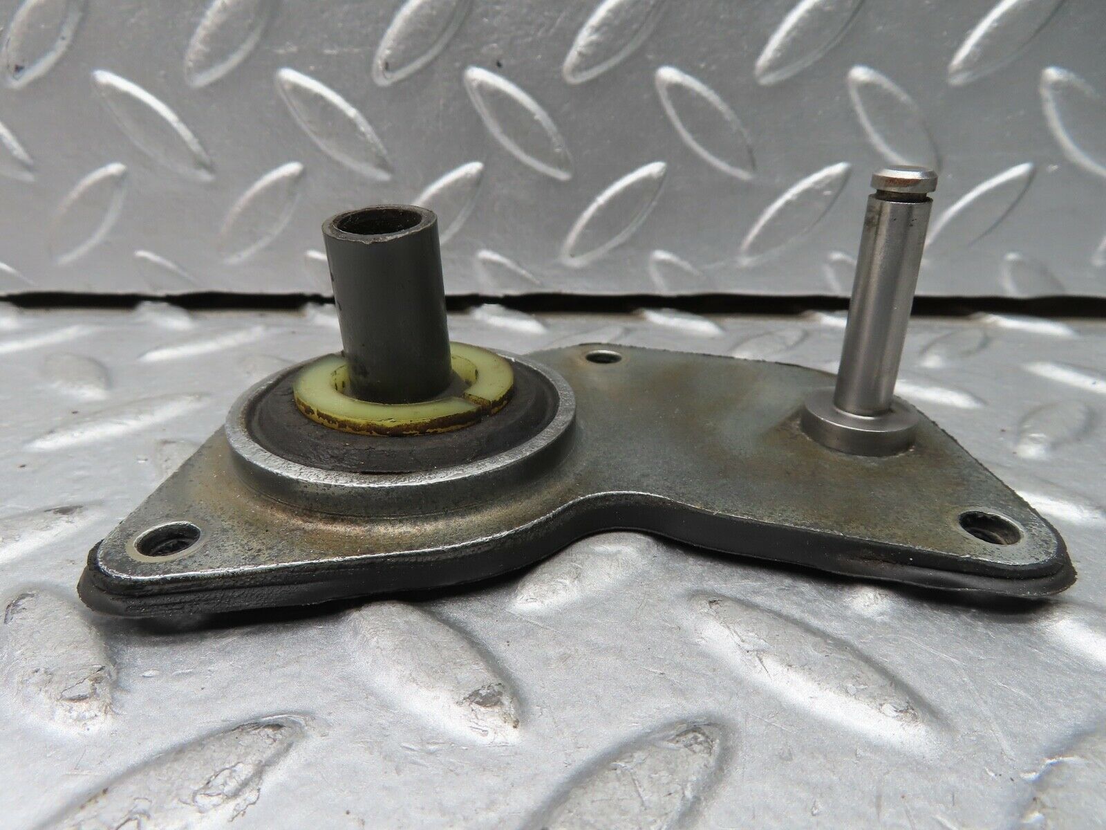 21629 Mercedes-Benz W126 300SE Throttle Linkage Bracket