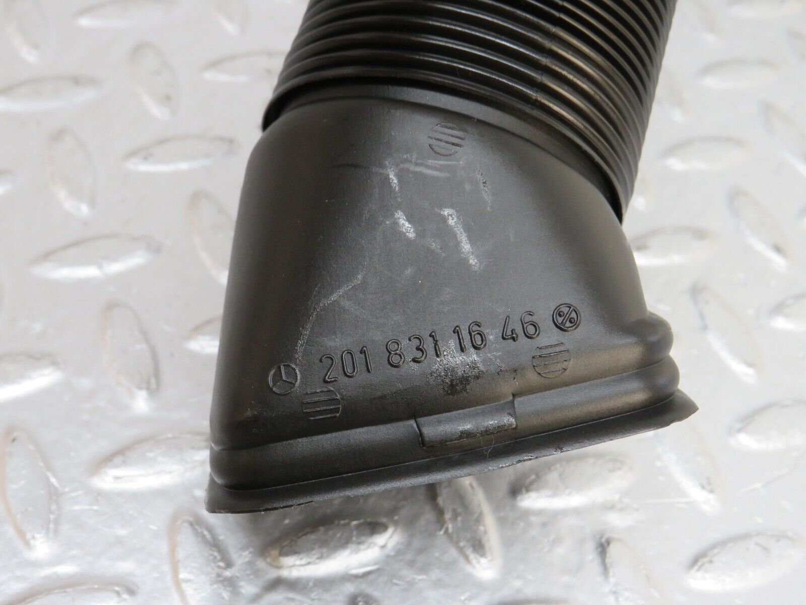 33584 Mercedes-Benz W201 190E 2.0L Air Duct Pipe Hose Right 2018311846 2018311646