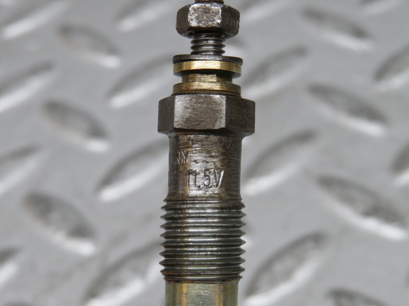 28501 Mercedes-Benz S123 240D Wagon Glow Plug Beru 0100221107