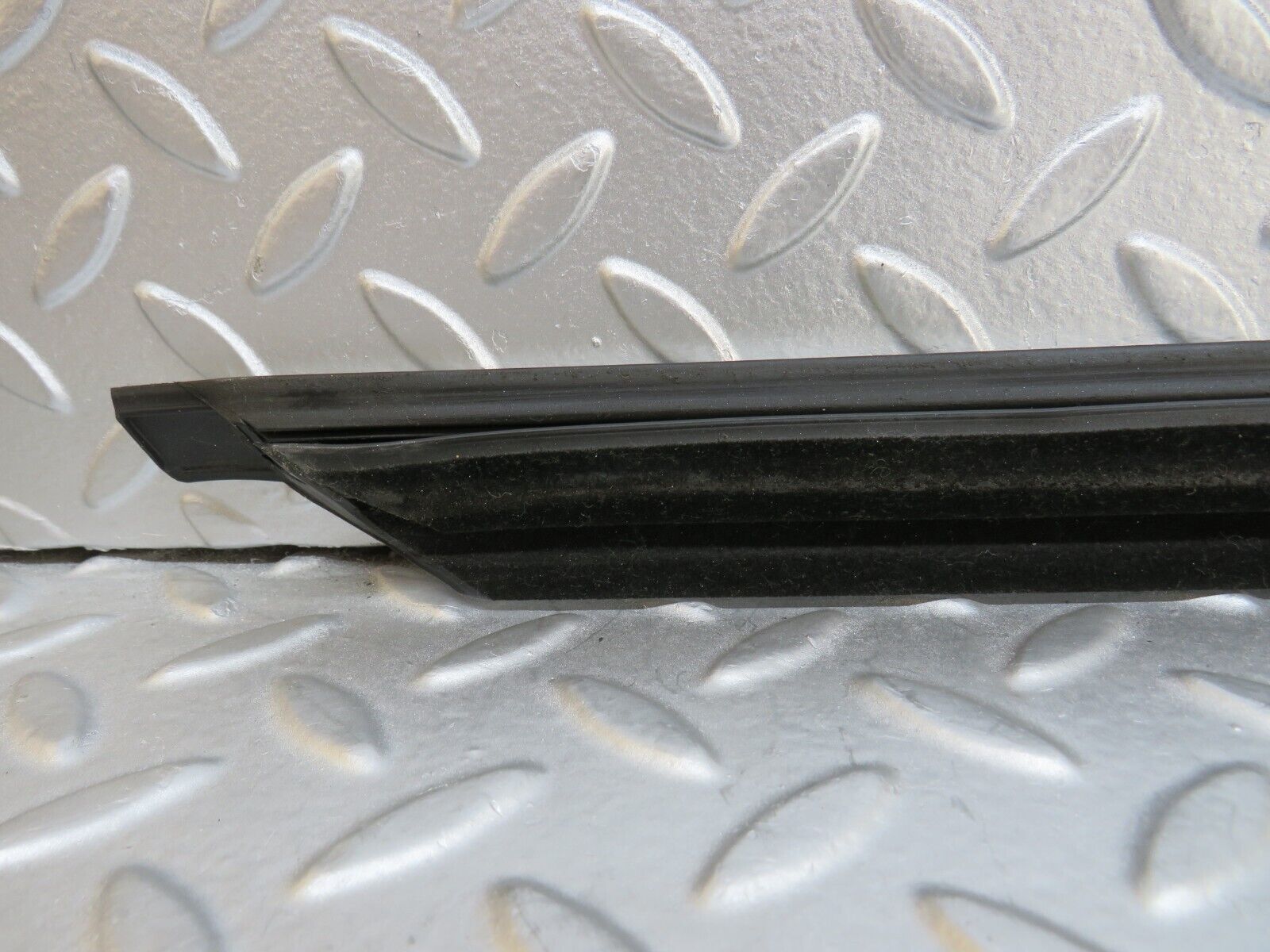 35261 Mercedes-Benz W221 Rear Right Door Window Chrome Trim