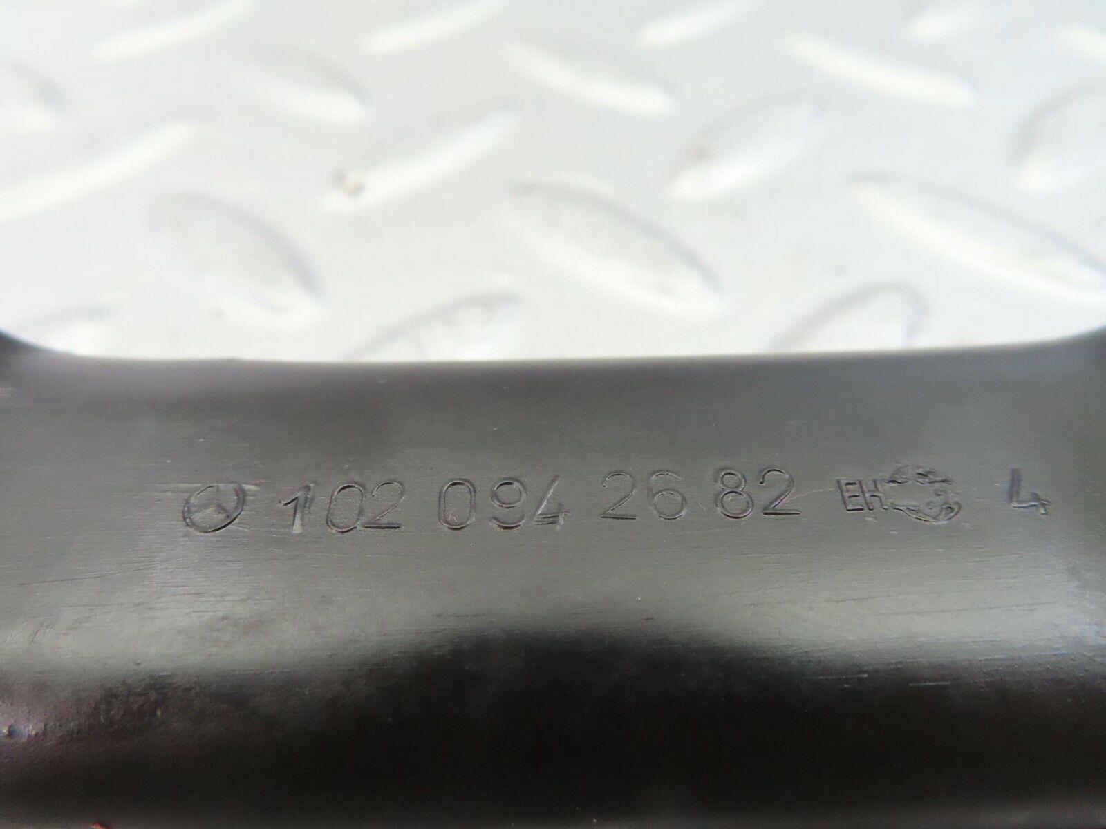 9942 Mercedes-Benz C123 230CE Coupe Crankcase Breather Pipe 1020942682