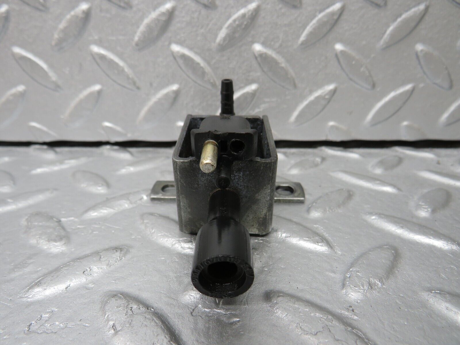 38070 Mercedes-Benz A124 320E Cabriolet Vacuum Control Valve 001540869