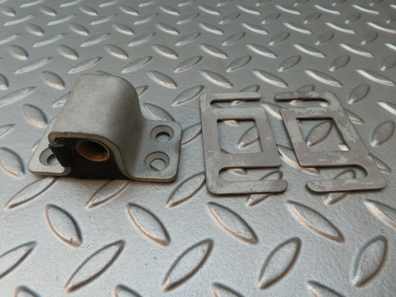 4220 Mercedes-Benz V123 240D LWB Door Lock Latch Left Side