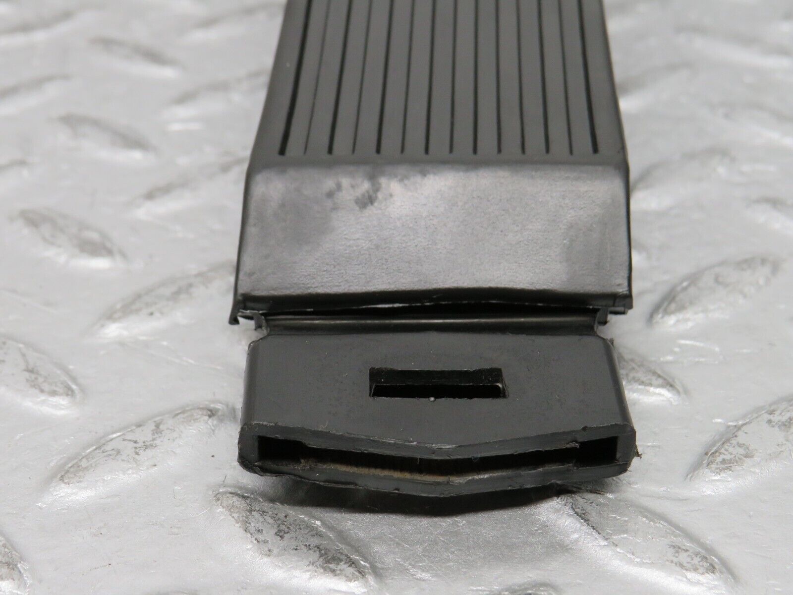 37940 Mercedes-Benz A124 320E Cabriolet Accelerator Pedal With Rubber 1263000504 1233010082