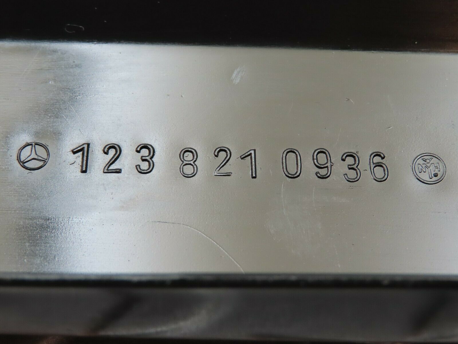 5688 Mercedes-Benz W123 200 Cable Channel Cover Front Left 1238210936