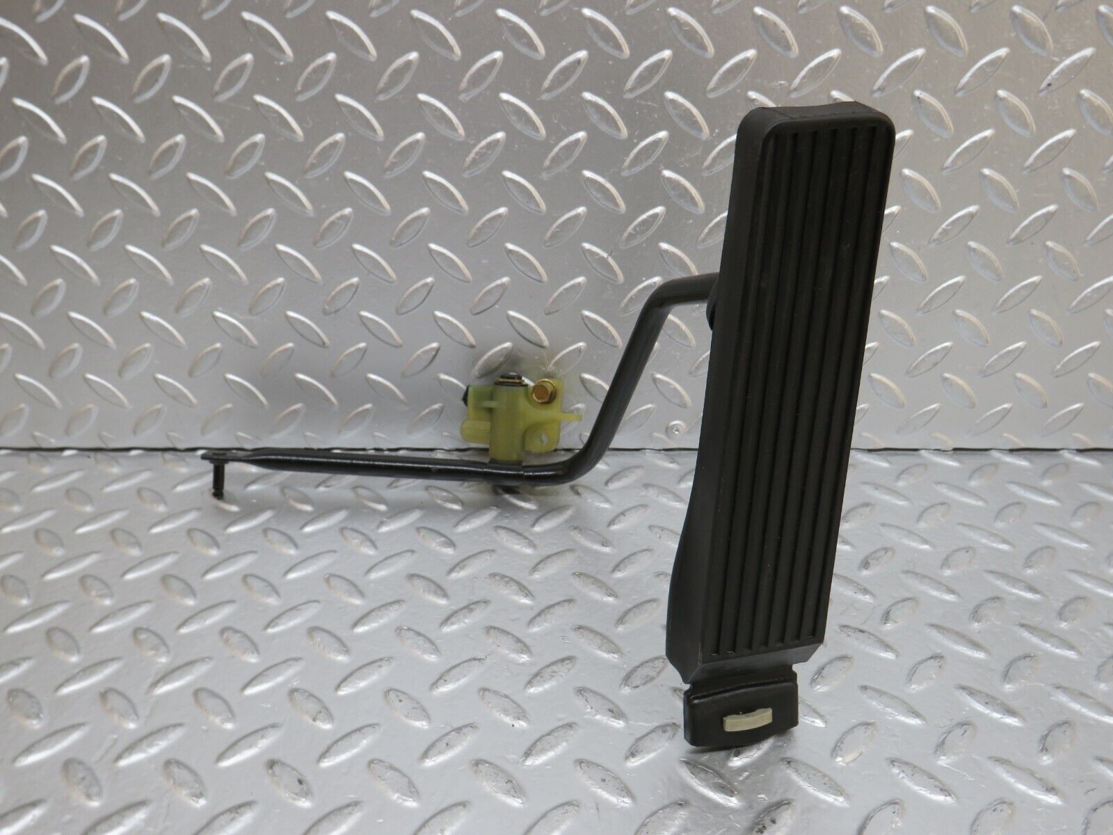 29333 Mercedes-Benz W124 230E Accelerator Pedal With Rubber 1233010082