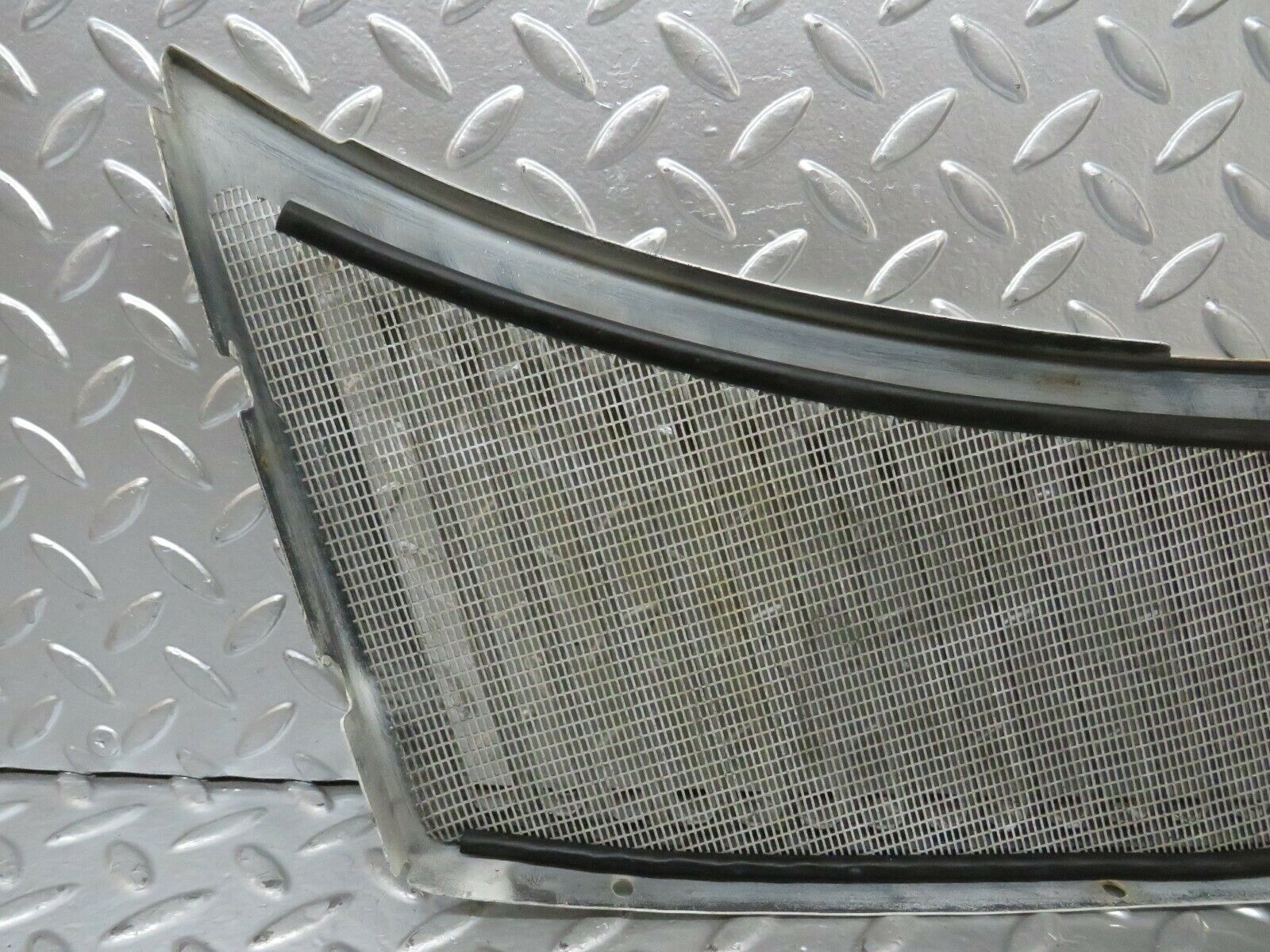 23741 Mercedes-Benz C107 450SLC Coupe Air Intake Grill Left Side