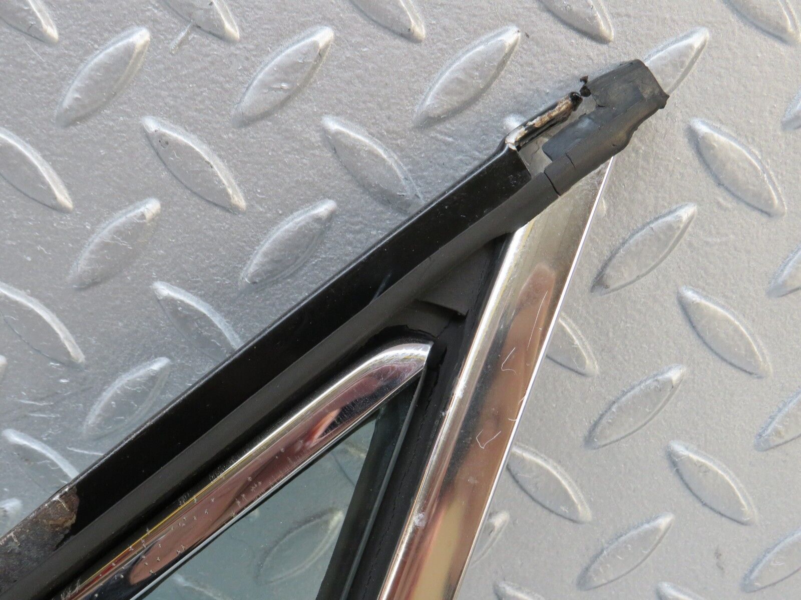 37518 Mercedes-Benz W109 300SEL Front Left Quarter Window Glass