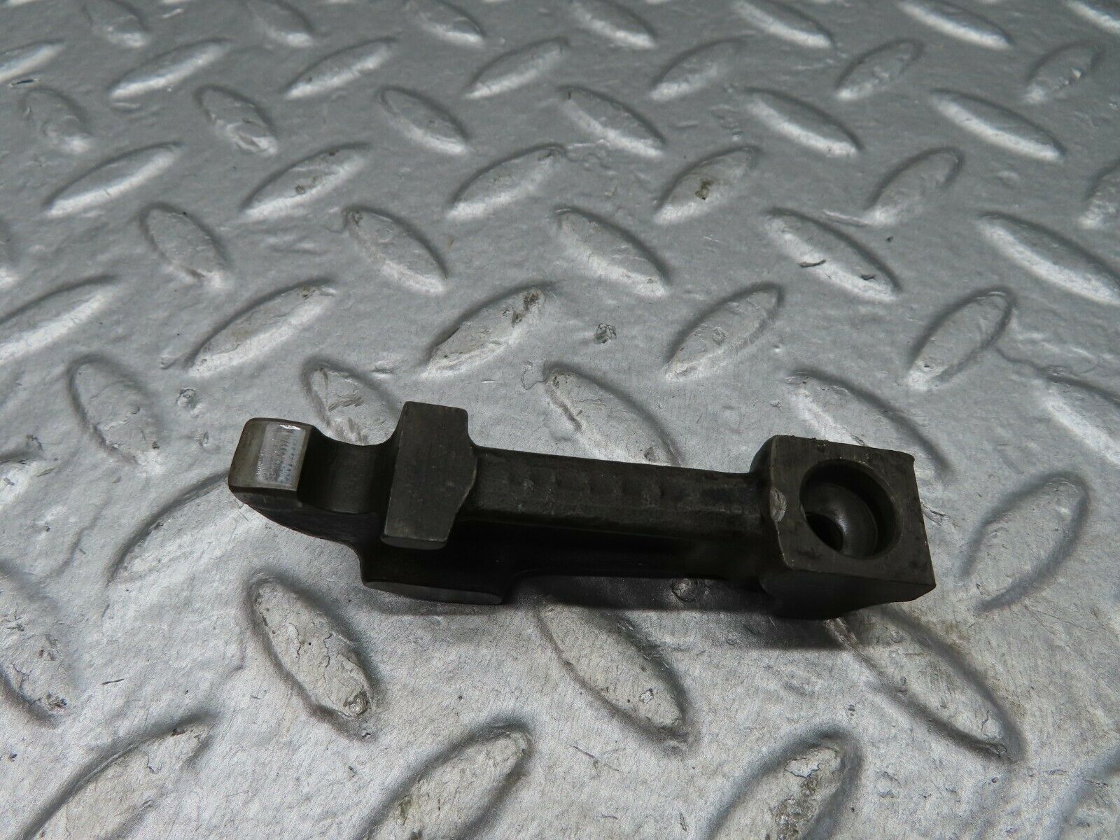 18061 Mercedes-Benz W123 200 Valve Rocker Arm With Retaining Spring