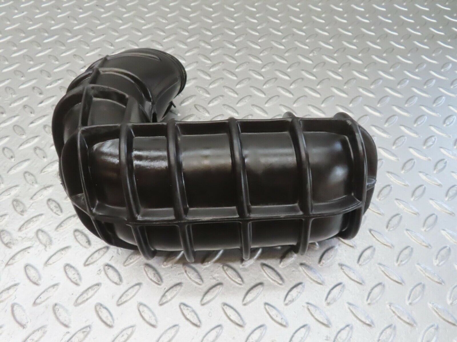 13516 Mercedes-Benz W123 200 Carburettor Air Intake Pipe Hose 1020940811