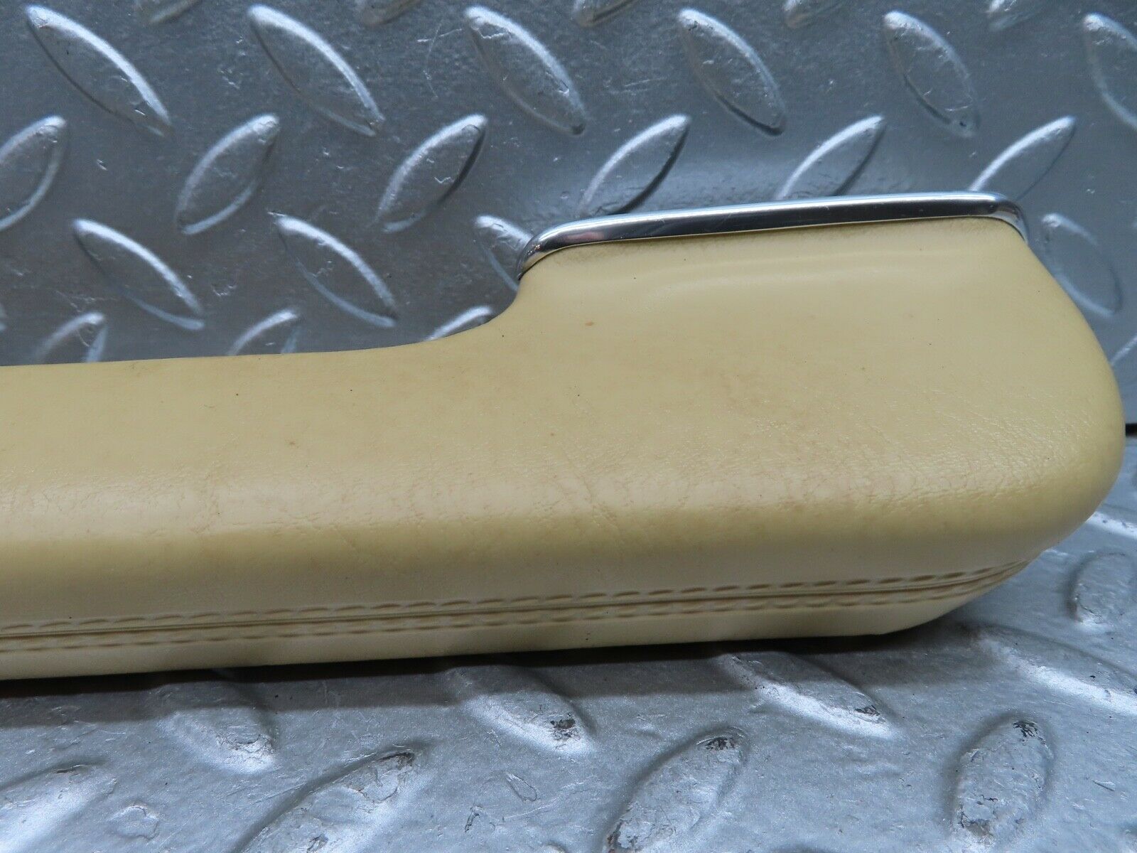 21028 Mercedes-Benz W123 230E Interior Door Handle Right Side Beige 1239702001