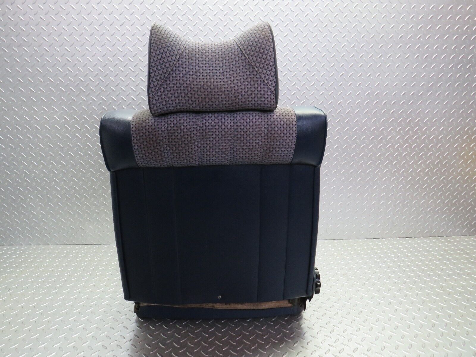 31135 Mercedes-Benz W123 200D Front Right Driver Seat Blue