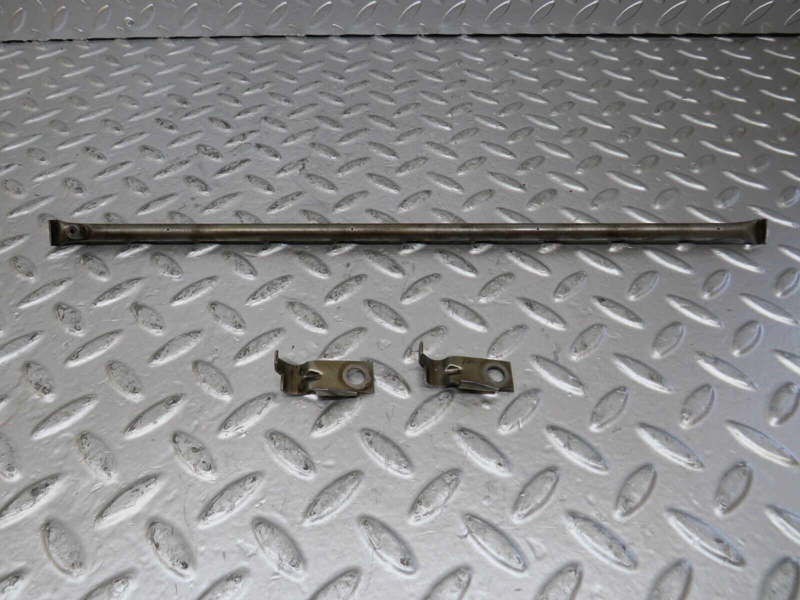 26093 Mercedes-Benz W123 200 Camshaft Oil Tube