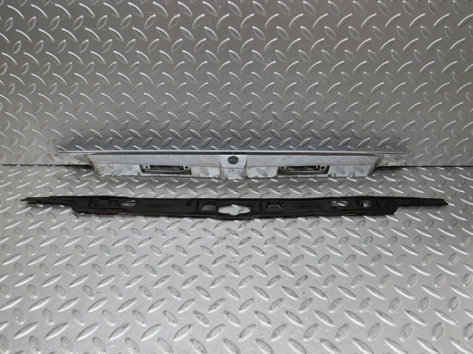 26038 Mercedes-Benz W116 450SE number Plate Light Holder Moulding 1166900580