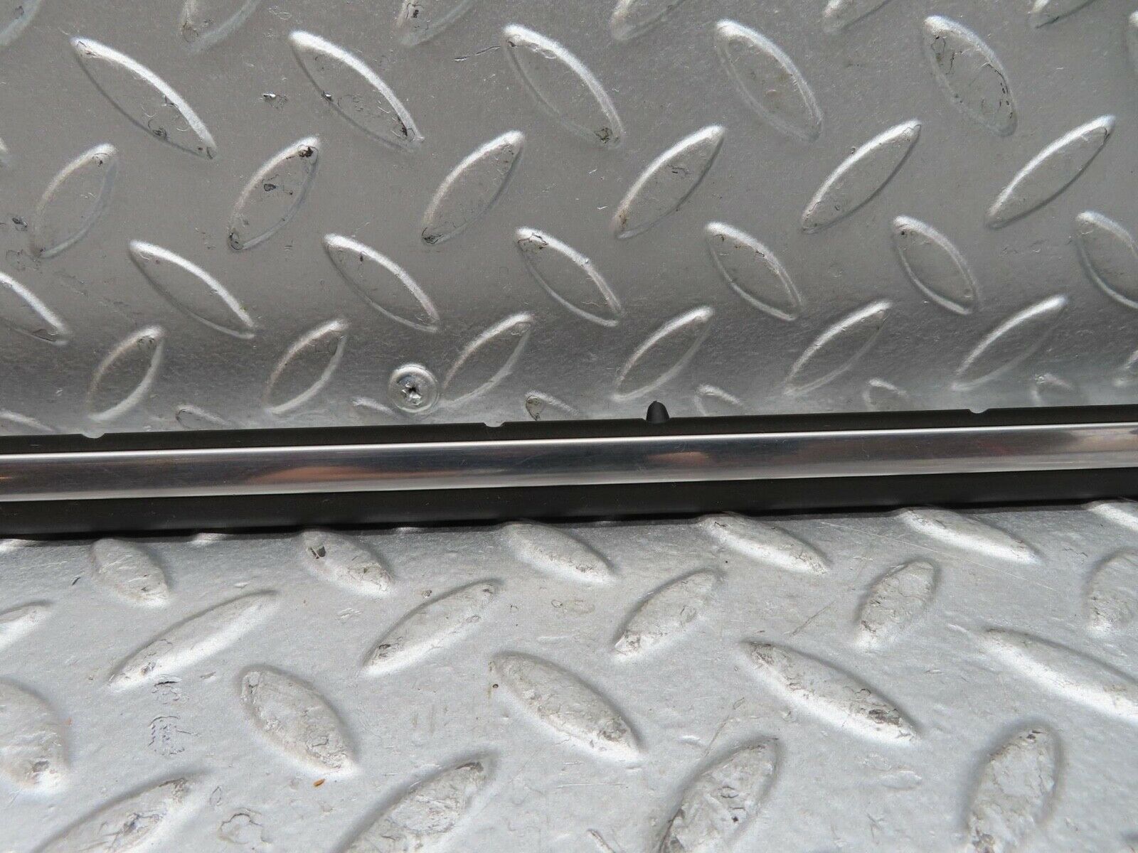 15831 Mercedes-Benz W123 280E Front Right Fender Wing Centre Moulding Trim