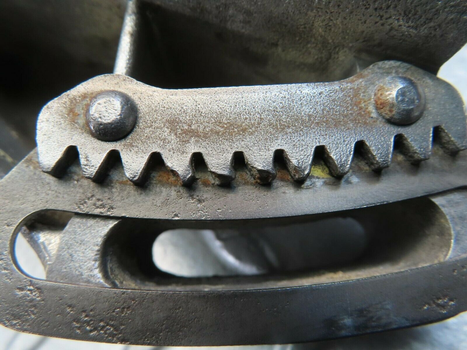 11469 Mercedes-Benz C123 230CE Coupe Power Steering Pump Bracket 1234880341