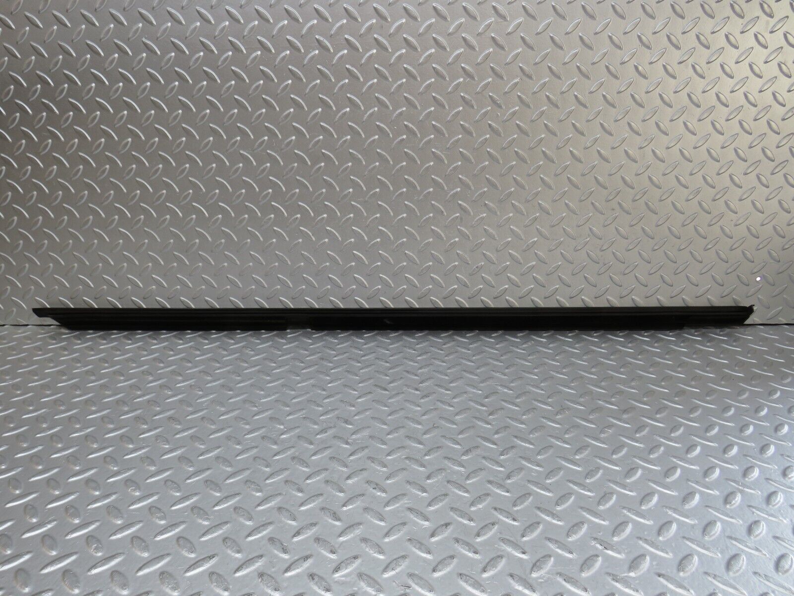 35261 Mercedes-Benz W221 Rear Right Door Window Chrome Trim