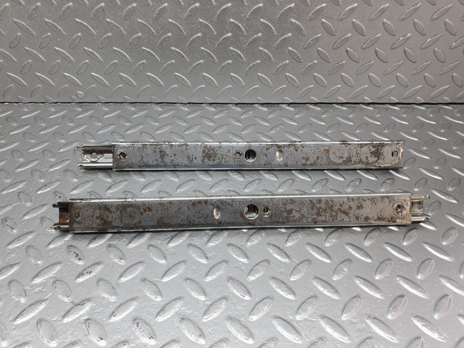 40791 Mercedes-Benz W123 300D Front Right Seat Rail Pair