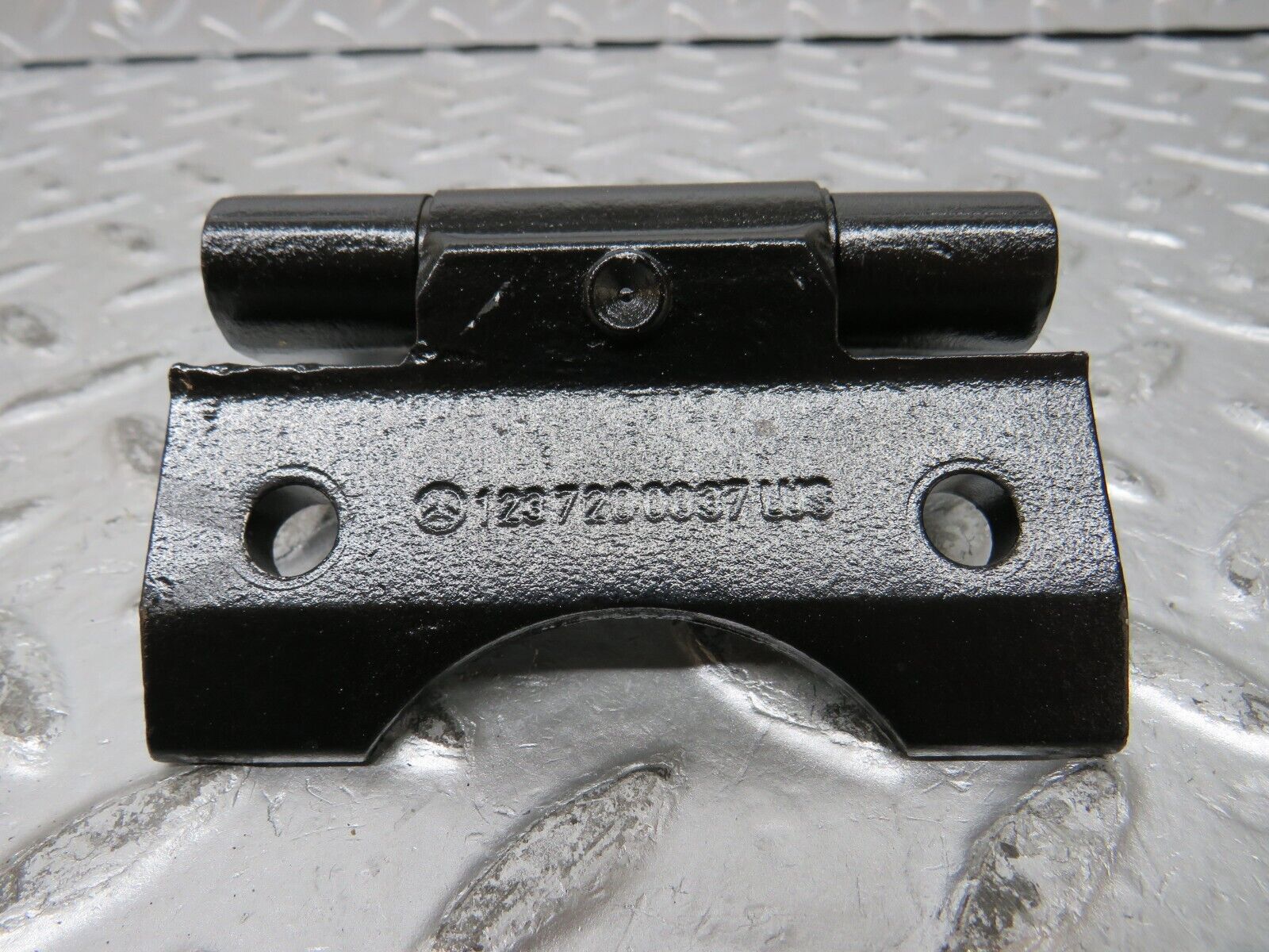 32147 Mercedes-Benz W123 230E Door Hinge Pair 1237200037