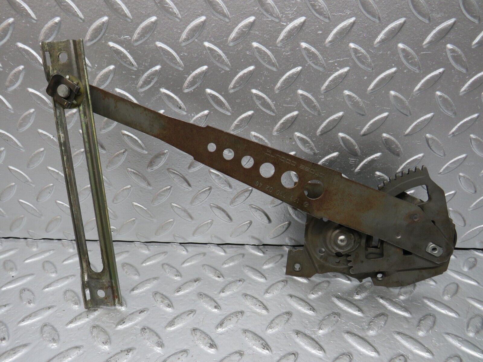 31153 Mercedes-Benz W123 200D Rear Right Manual Window Regulator 1237300246