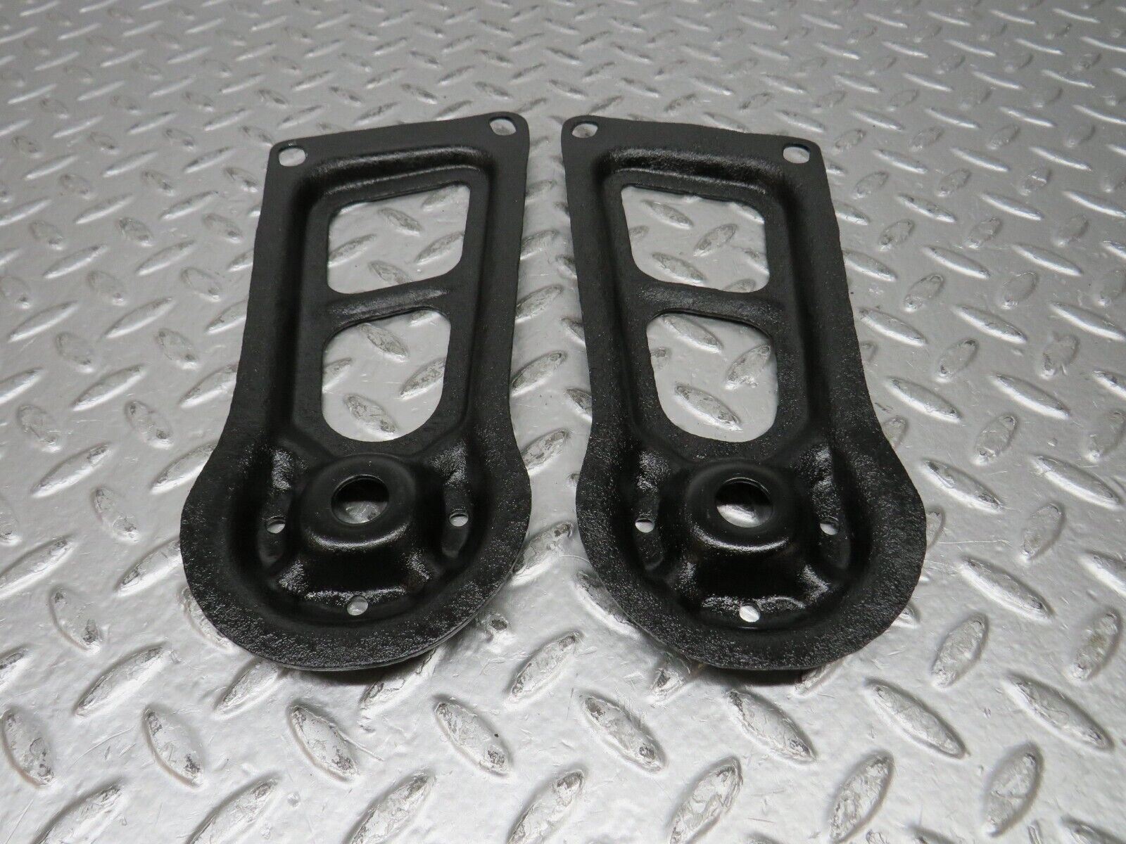 32140 Mercedes-Benz W123 230E Rear Suspension Axle Mounting Bracket