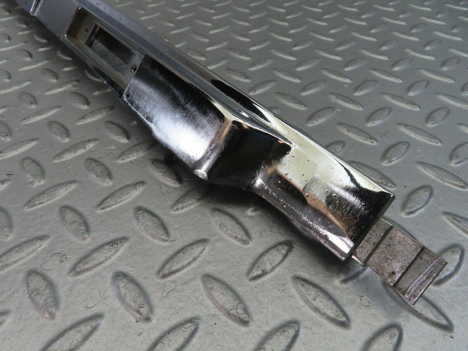 10299 Mercedes-Benz W116 number Plate Light Holder Chrome Moulding 1166900580