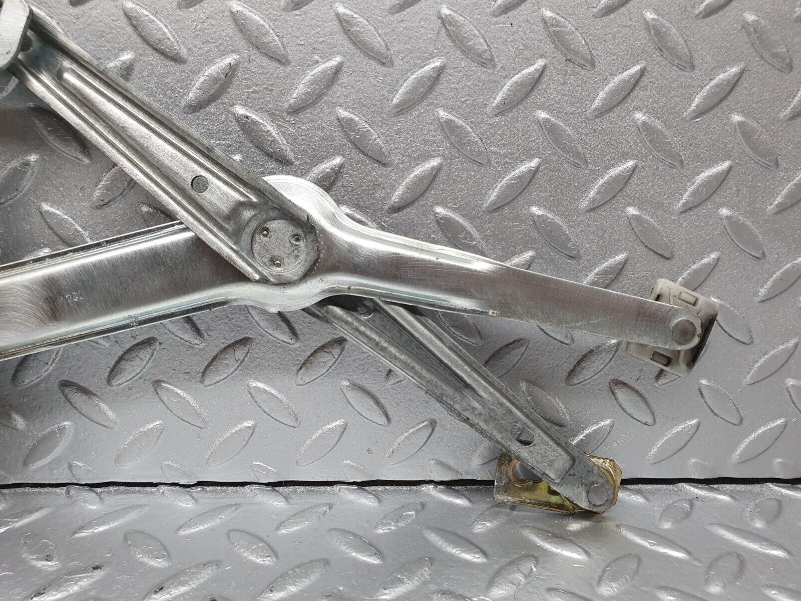 41401 Mercedes-Benz W124 200E Front Left Power Window Regulator