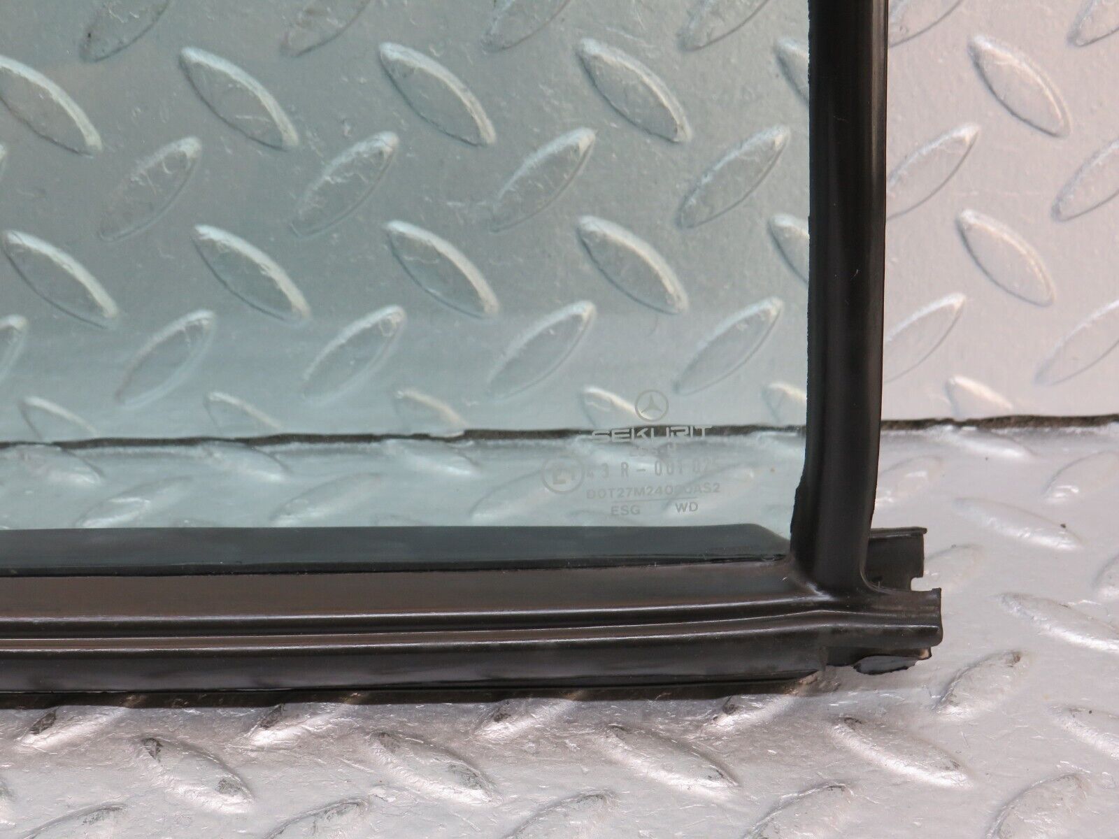 36062 Mercedes-Benz W126 420SE Rear Right Quarter Window 1267350224