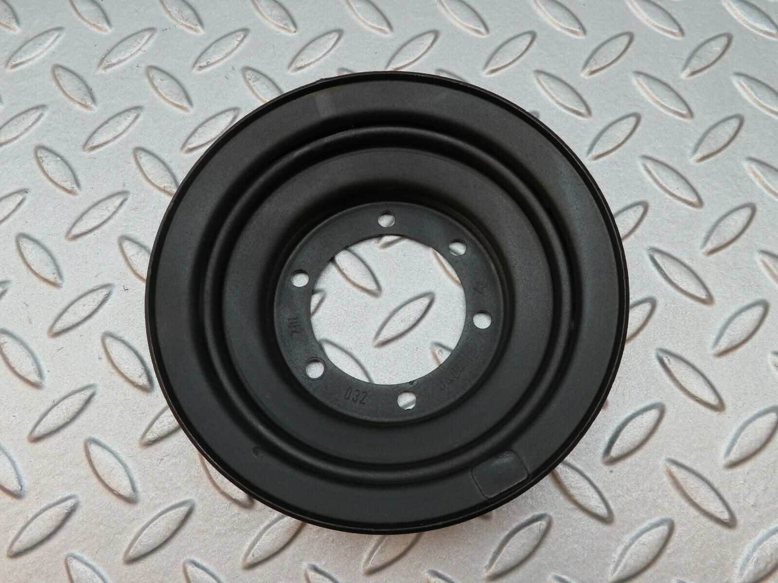 3897 Mercedes-Benz S123 200T Wagon Crankshaft Pulley 1020320404