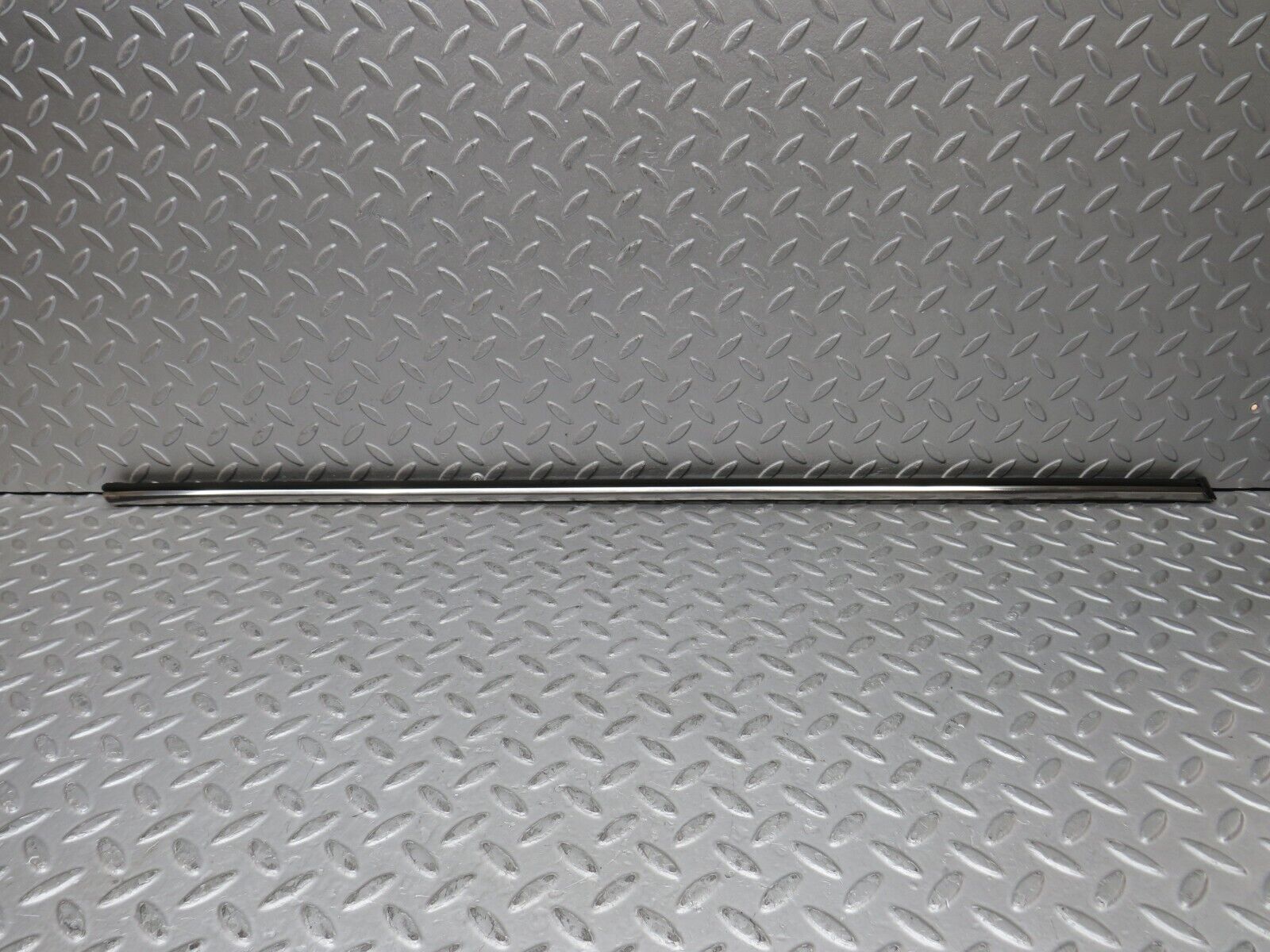 37435 Mercedes-Benz W109 300SEL Front Left Door Centre Moulding Trim