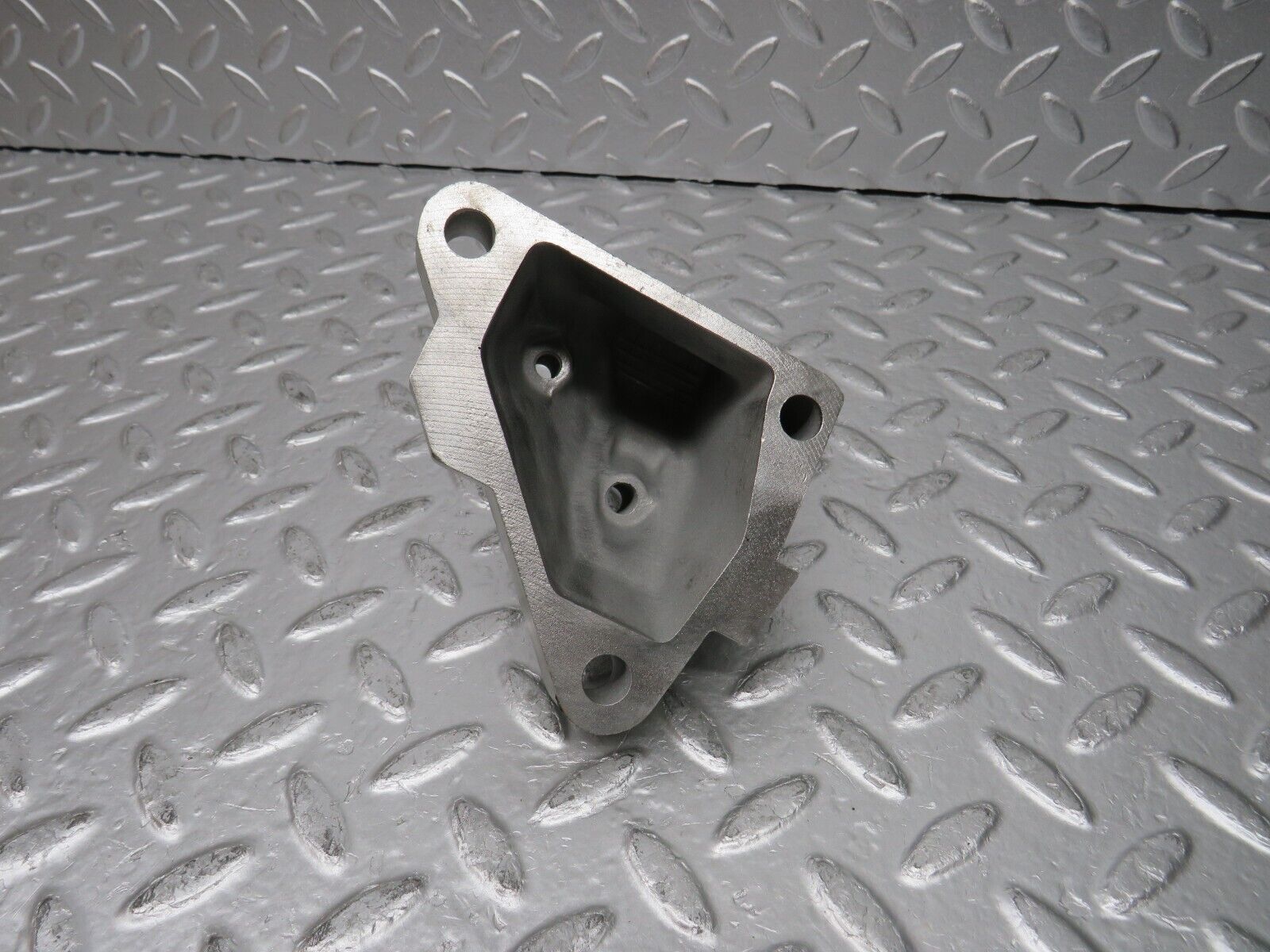 30546 Mercedes-Benz W124 230E Engine Mount Bracket Left Side 1022234104